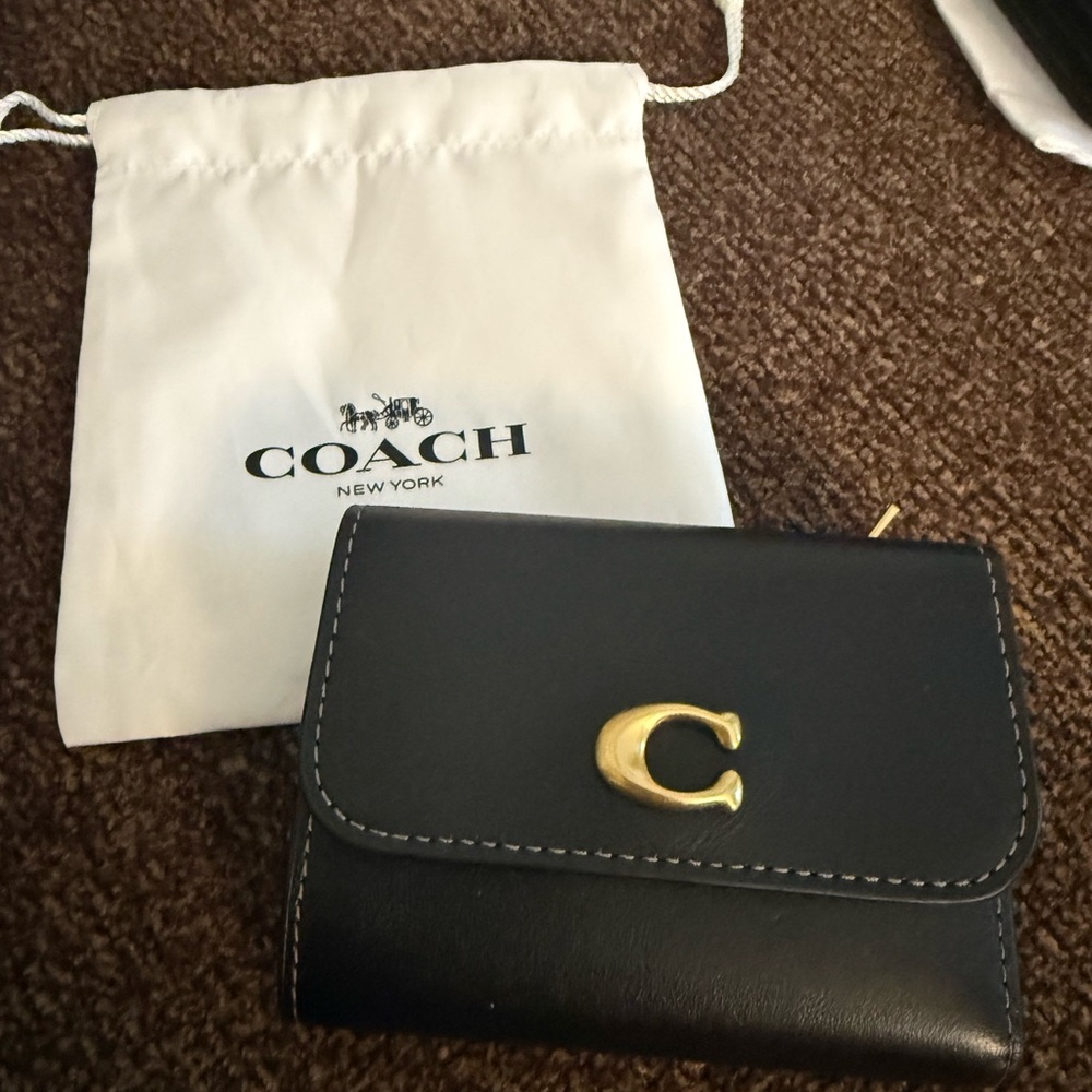 Coach Essential Card Holder BiFold Black Wallet with Gold Logo, never used!